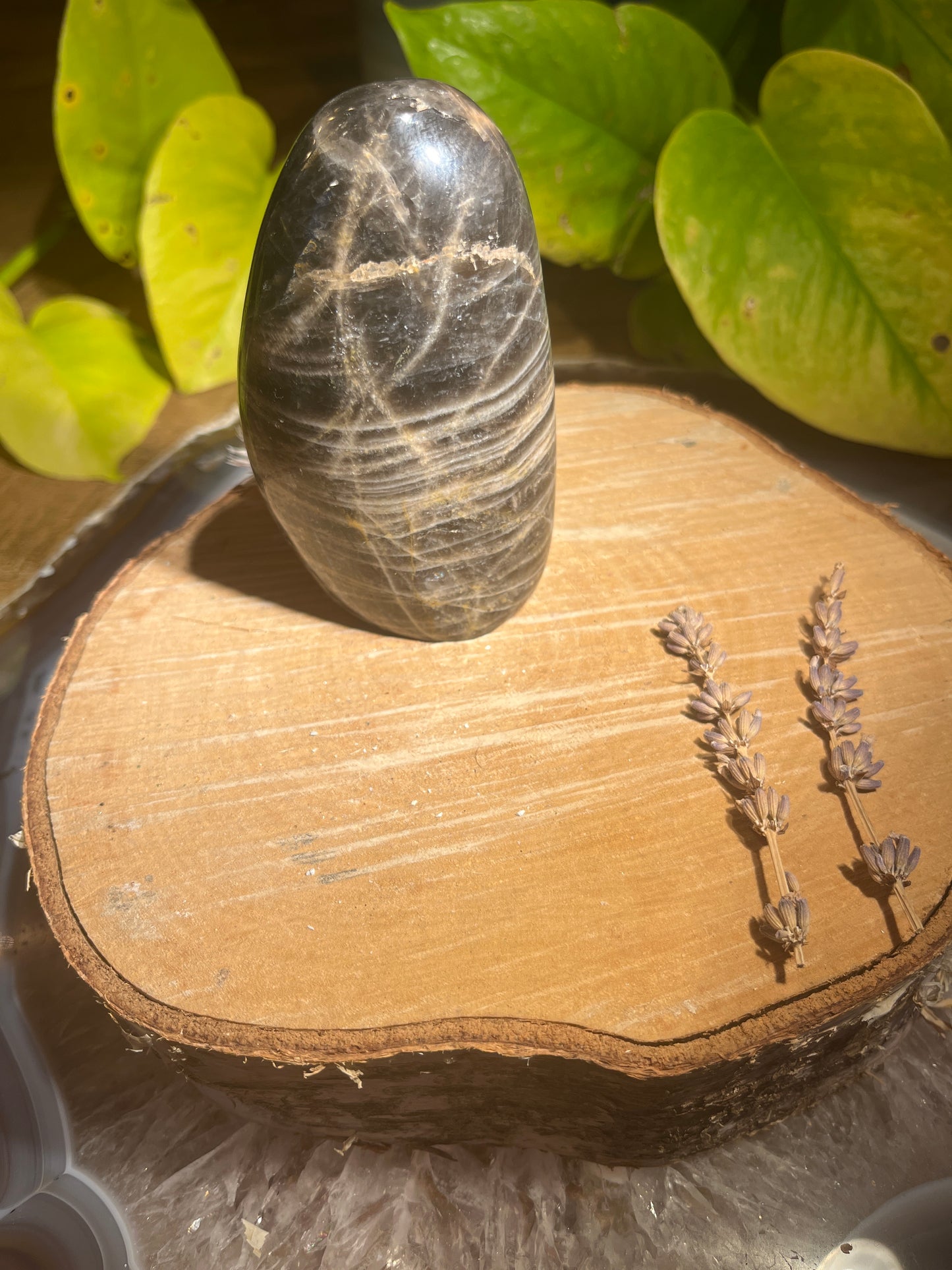 Zwarte maansteen sculptuur 2