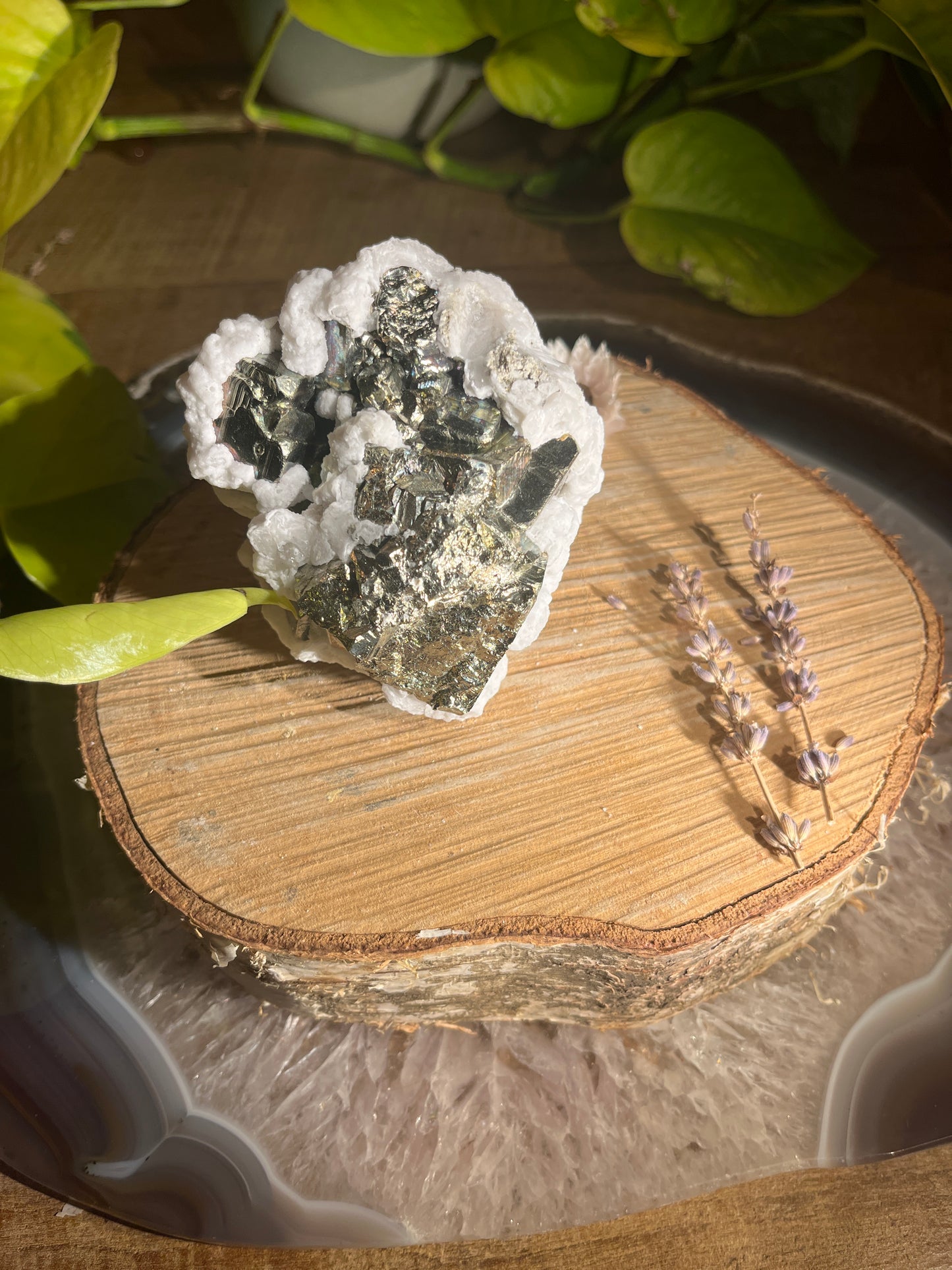 Pyriet ruw met calciet (?) 4
