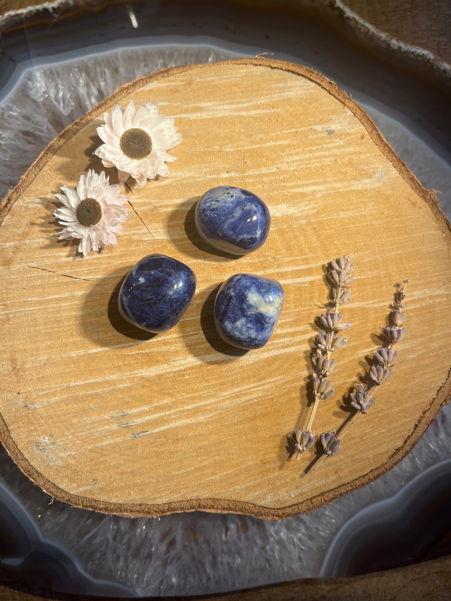 Sodaliet trommelsteen