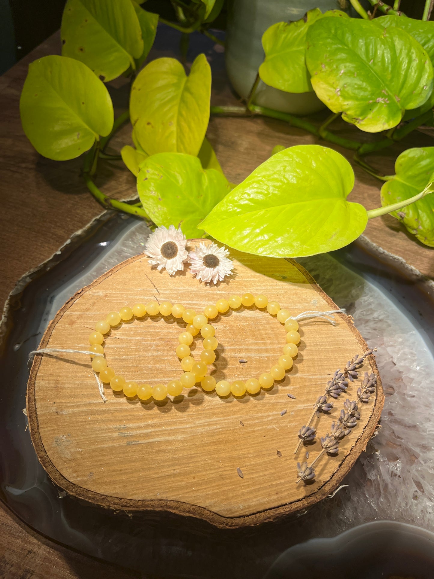 Gele calciet armband (8mm)