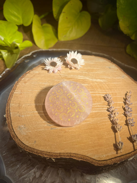 Rozenkwarts schijfje gegraveerd sterretjes en maantjes