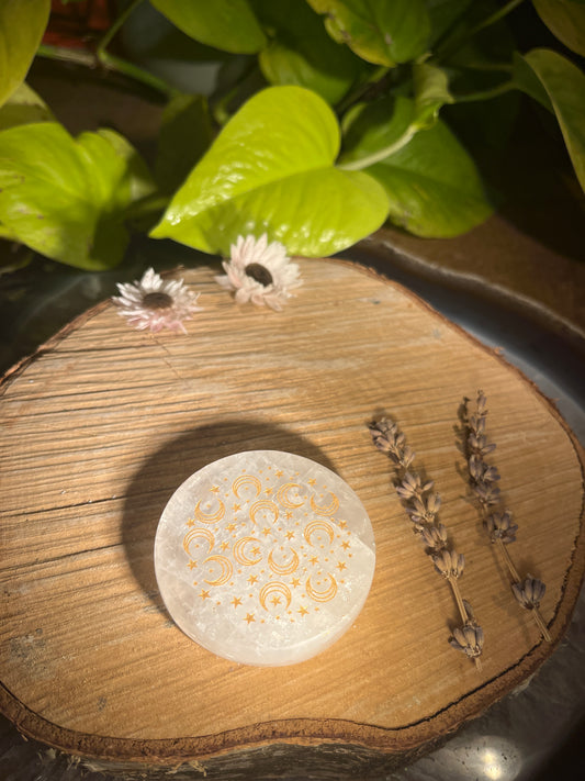 Bergkristal schijfje gegraveerd sterretjes en maantjes