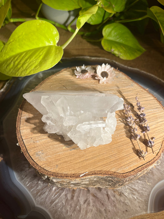 Bergkristal stuk met natuurlijke kristallen A-kwaliteit 1