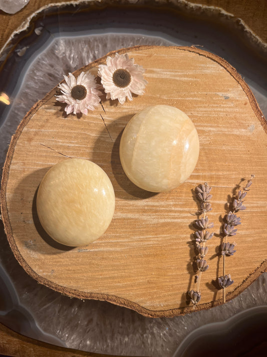 Gele calciet ronde handsteen