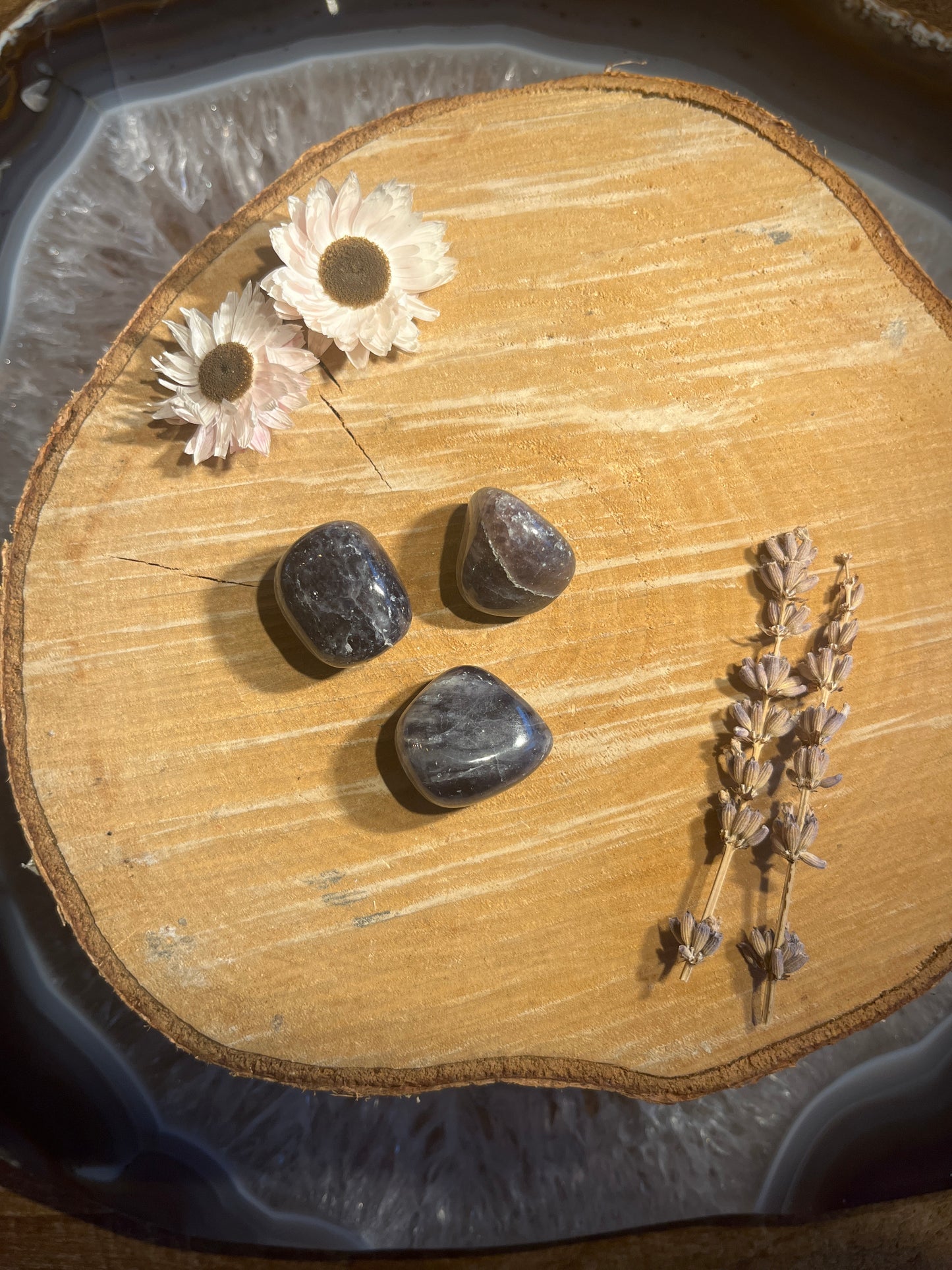 Ioliet (watersaffier) trommelsteen