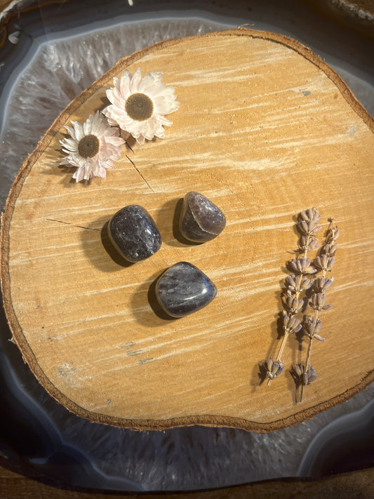 Ioliet (watersaffier) trommelsteen