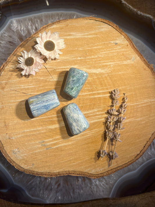 Kyaniet A trommelsteen